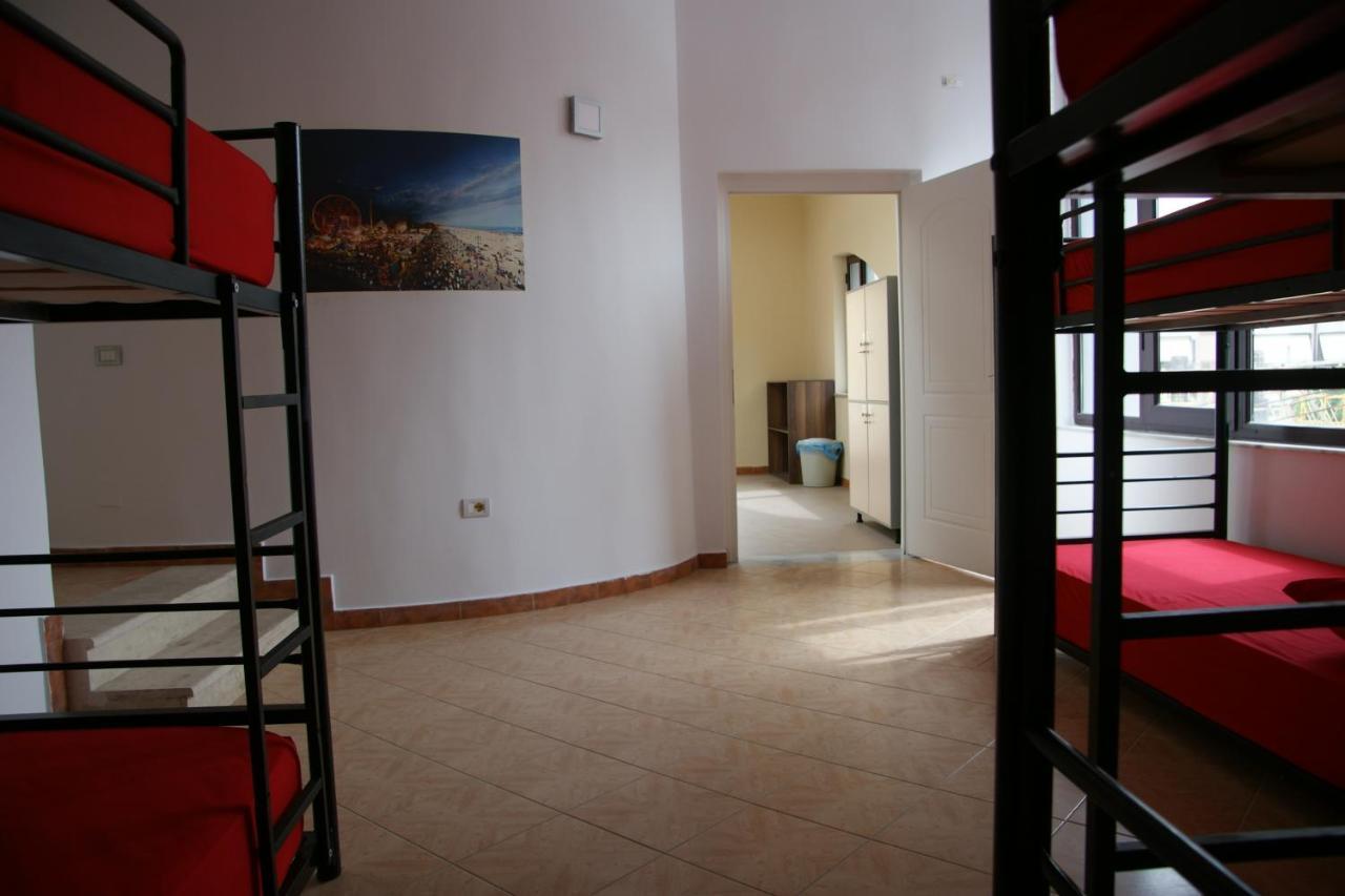 The Golden Rooster Hostel Tirana Kültér fotó