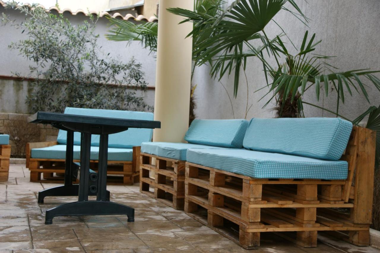 The Golden Rooster Hostel Tirana Kültér fotó