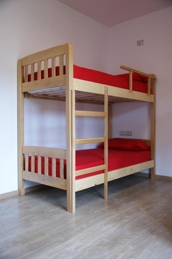The Golden Rooster Hostel Tirana Kültér fotó
