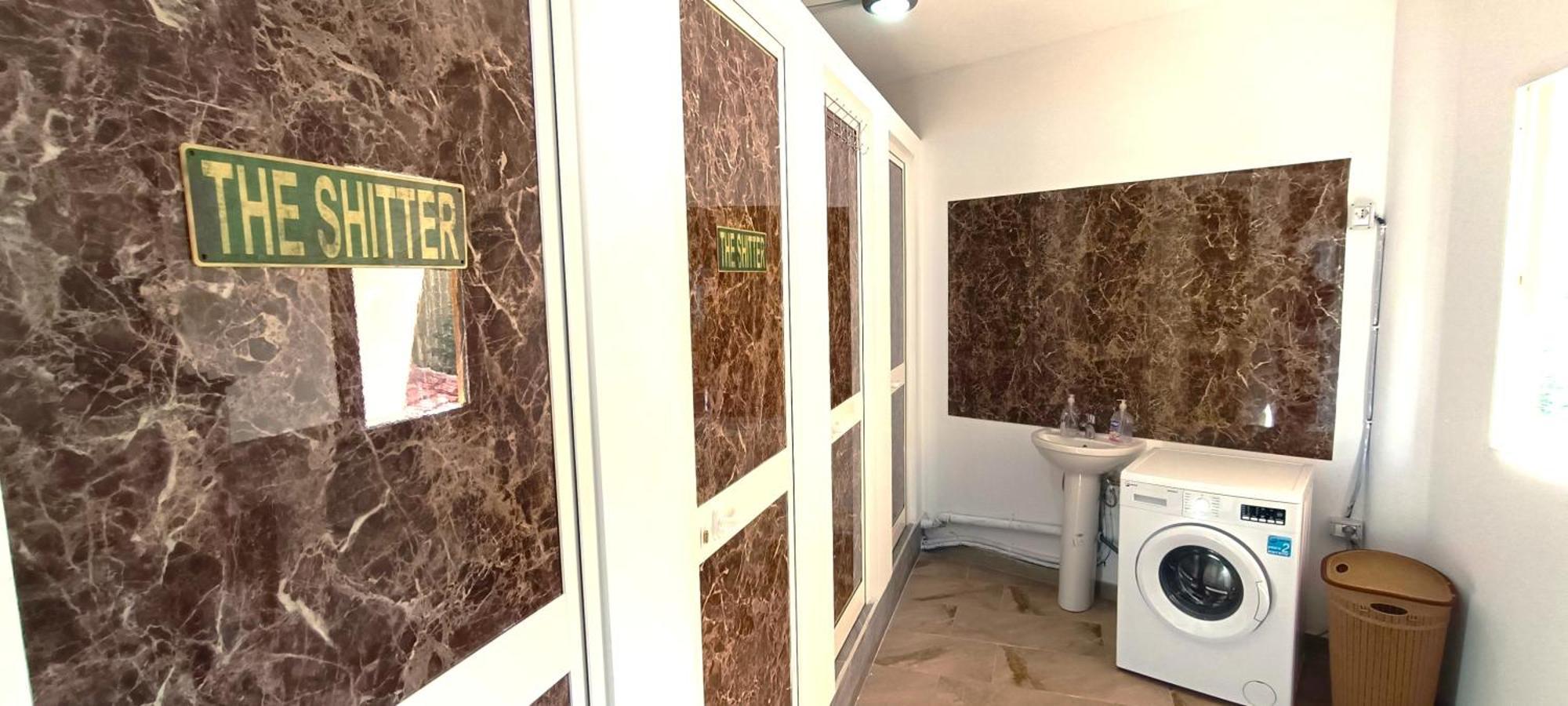 The Golden Rooster Hostel Tirana Kültér fotó