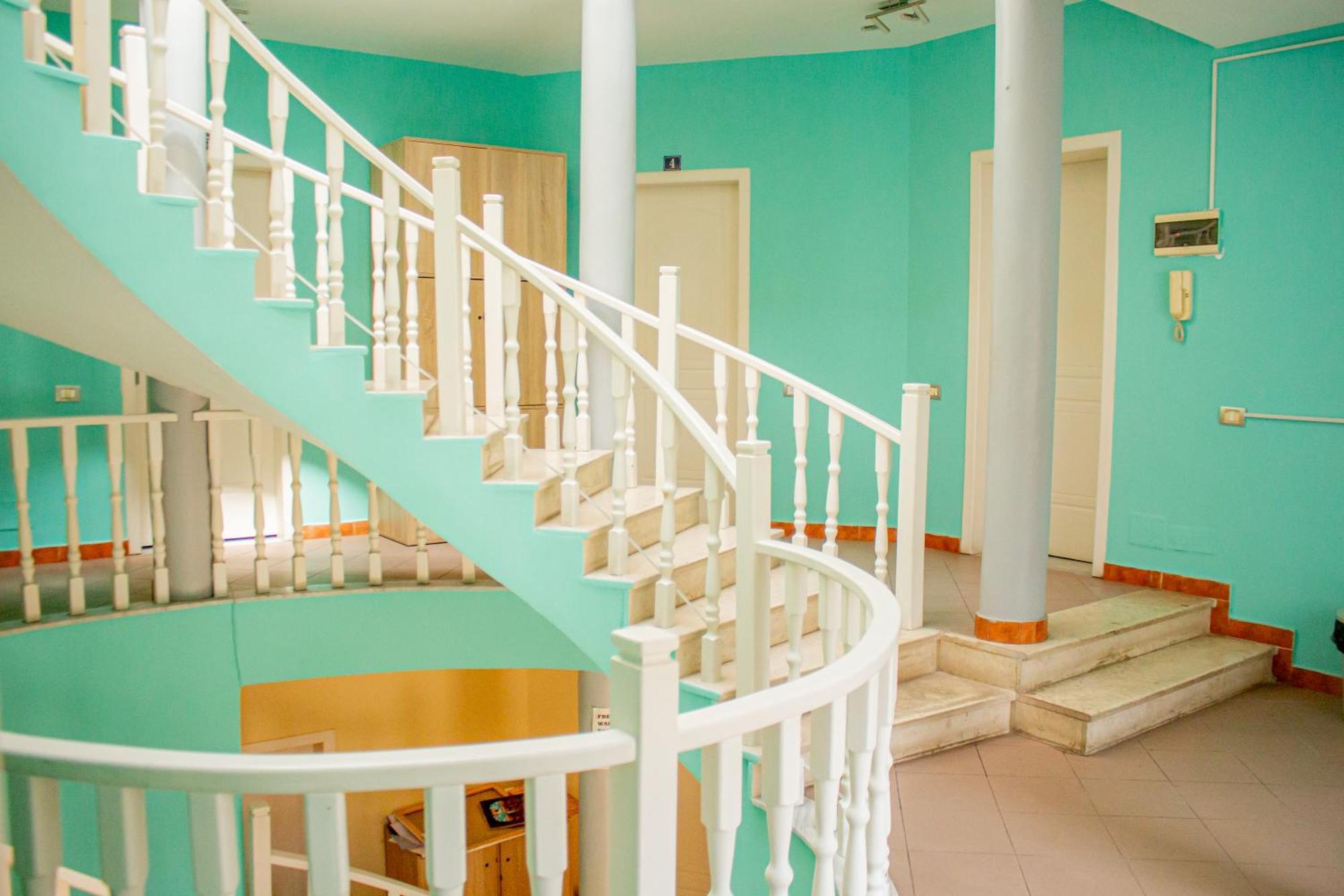 The Golden Rooster Hostel Tirana Kültér fotó